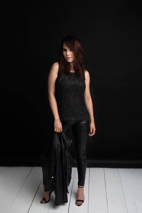 Ensaio feminino, ensaio corporativo, àguas Claras, Gabi Aine Fotografia, ensaio em Brasília, fundo preto'