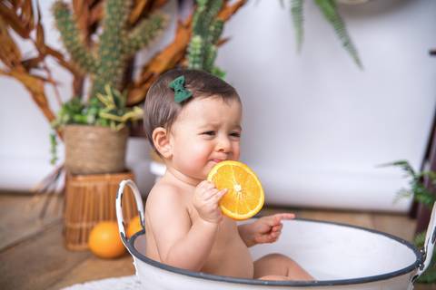 bebê menina em banho de leite, águas claras'