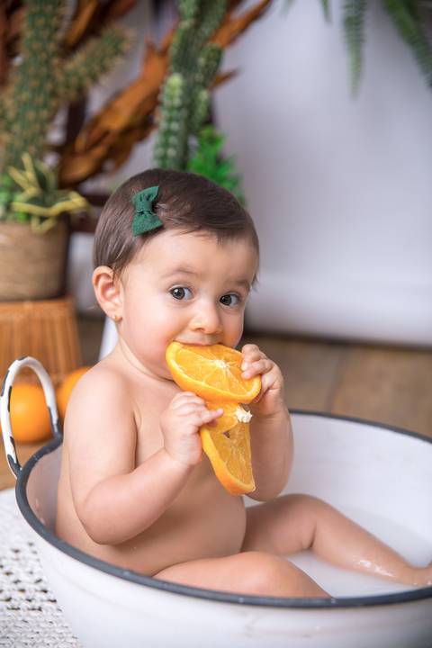 experimentando a laranja, em banho de leite'
