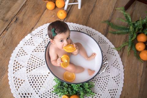 cenário boho, banho de leite com laranjas '