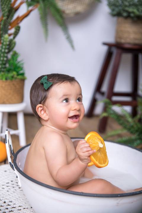 sorriso da bebê em seu ensaio banho de leite de frutas'