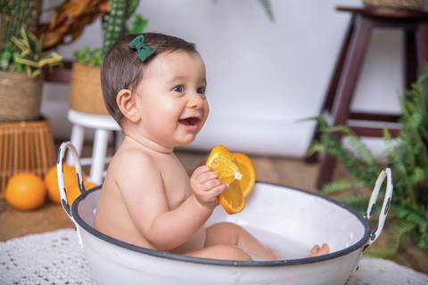 alegria no banho de leite menina'