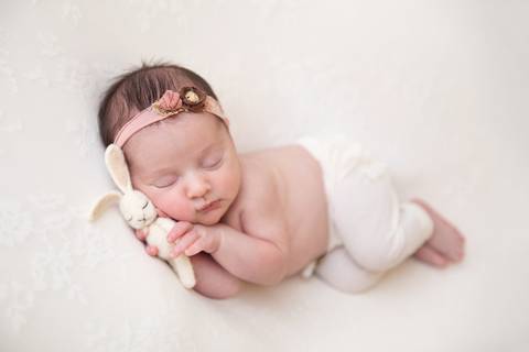 Segurando coelhino no ensaio Newborn em Brasilia'