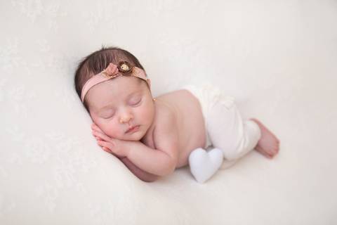 Dorminhoca com coração em ensaio Newborn em Brasília, estúdio em águas claras'