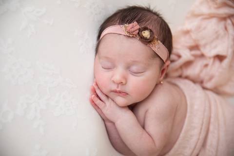 Pode lateral de menina manta rosa ensaio newborn Águas Claras Brasília'