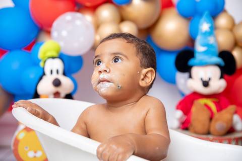 Hora do banho no ensaio smash the cake'