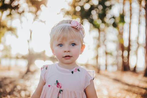 A luz do sol é um cenário lindo para ensaios em família '