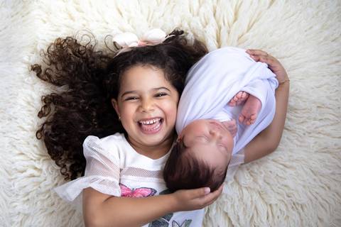 irmã mais velha no ensaio newborn Brasília'