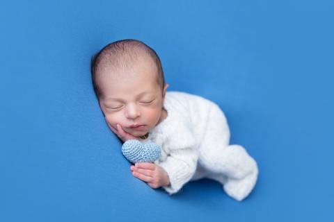 Amor nos primeiros dias de vida, manta azul, coração de tricô, menino, Gabi Aine'