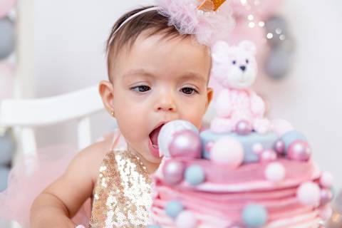 Gabi Aine, ensaio smash the cake, paleta de cores rosa e cinza'