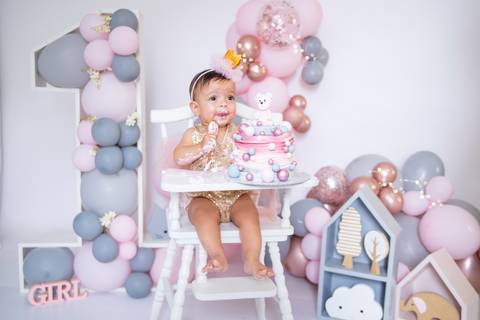 cenário do ensaio smash the cake, paleta de cores rosa e cinza, primeiro ano de vida'