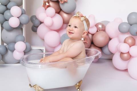 bath milk menina com balões'