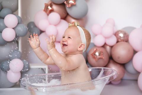 banho de leite com balões rosas e cinza'