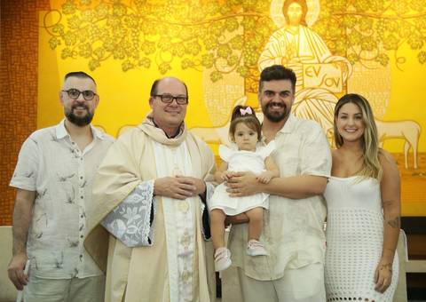 fortos batizado no altar da igreja: com padre e família, pais, padrinhos, avós, tios '