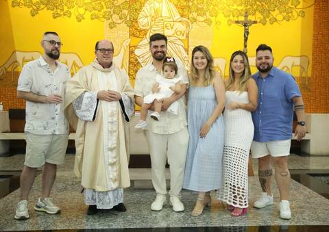 fortos batizado no altar da igreja: com padre e família, pais, padrinhos, avós, tios '