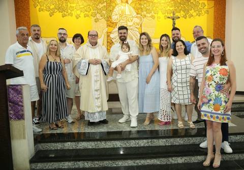 fortos batizado no altar da igreja: com padre e família, pais, padrinhos, avós, tios '