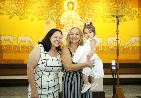 fortos batizado no altar da igreja: com padre e família, pais, padrinhos, avós, tios '