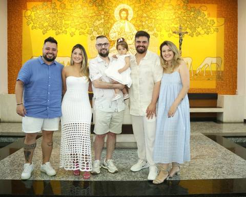 fortos batizado no altar da igreja: com padre e família, pais, padrinhos, avós, tios '