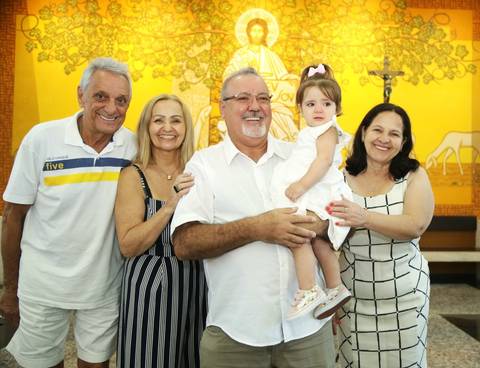 fortos batizado no altar da igreja: com padre e família, pais, padrinhos, avós, tios '