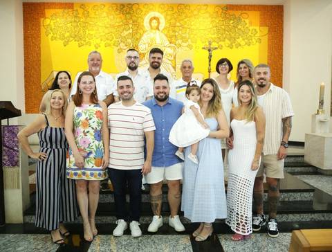 fortos batizado no altar da igreja: com padre e família, pais, padrinhos, avós, tios '