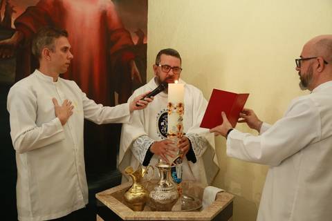 Foto Fotografia de Batizado, Igreja Santuário Mãe de Deus, Padre Magal, Fotógrafo especialista de batizado, água do batismo, vela do batismo'