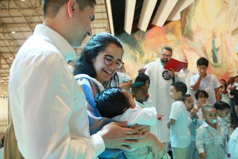 Batizado Fotografia de Batizado, Igreja Santuário Mãe de Deus, Padre Magal, Fotógrafo especialista de batizado, água do batismo, vela do batismo'