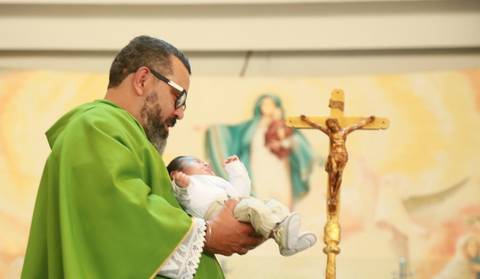 Fotografia de Batizado, Igreja Santuário Mãe de Deus, Padre Magal, Fotógrafo especialista de batizado, água do batismo, vela do batismo'