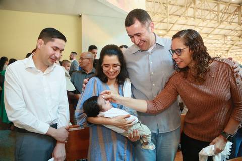 Fotografia de Batizado, Igreja Santuário Mãe de Deus, Padre Magal, Fotógrafo especialista de batizado, água do batismo, vela do batismo'