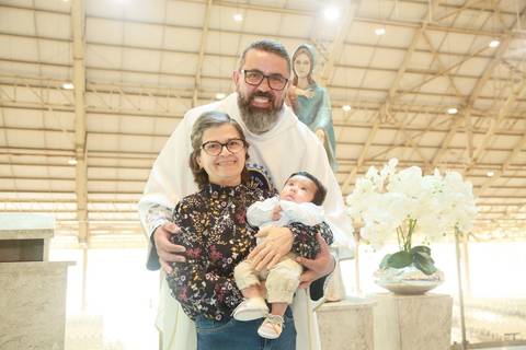 Fotografia de Batizado, Igreja Santuário Mãe de Deus, Padre Magal, Fotógrafo especialista de batizado, água do batismo, vela do batismo'