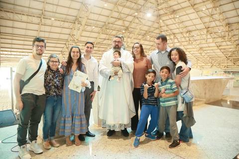 Fotografia de Batizado, Igreja Santuário Mãe de Deus, Padre Magal, Fotógrafo especialista de batizado, água do batismo, vela do batismo'
