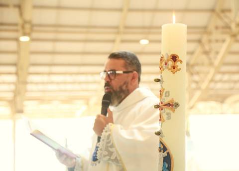 Fotografia de Batizado, Igreja Santuário Mãe de Deus, Padre Magal, Fotógrafo especialista de batizado, água do batismo, vela do batismo'