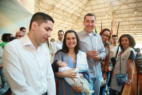 Fotografia de Batizado, Igreja Santuário Mãe de Deus, Padre Magal, Fotógrafo especialista de batizado, água do batismo, vela do batismo'
