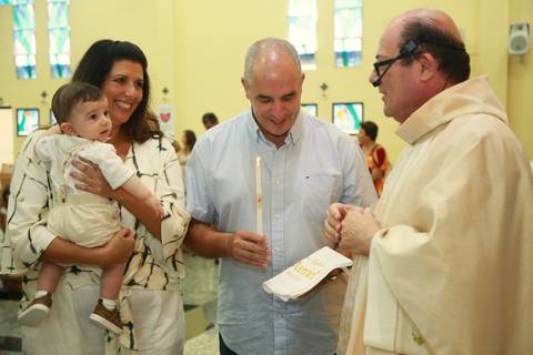 Fotografia de Batizado, fotos da vela, agua, sinais e óleos do batismo, Igreja Nossa Senhora de Fátima em Santo André - Abc Paulista'