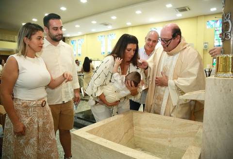 Fotografia de Batizado, fotos da vela, agua, sinais e óleos do batismo, Igreja Nossa Senhora de Fátima em Santo André - Abc Paulista'