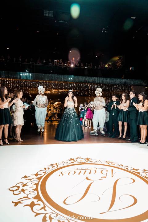 São Paulo Aniversário de 15 anos Debutante Júlia Gomes | Buffet Villa Bisutti Gomes de Carvalho | Fotos Vinícius Nakashima | Estúdio Celso Vick | Fotografia espontânea
'