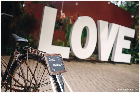 Fotos de Casamento ao ar livre da Amanda e Rodrigo | realizado no Espaço Viela da Praia em São Sebastião SP | Assessoria da Tarsila Palma | Fotos Celso Vick e Vinícius Nakashima | Estúdio Celso Vick Fotografia Espontânea | A Vida é feita de histórias.'