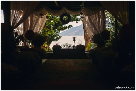 Festa de Casamento ao ar livre da Amanda e Rodrigo | realizado no Espaço Viela da Praia em São Sebastião SP | Assessoria da Tarsila Palma | Fotos Celso Vick e Vinícius Nakashima | Estúdio Celso Vick Fotografia Espontânea | A Vida é feita de histórias.'