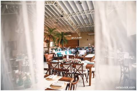 Festa de Casamento ao ar livre da Amanda e Rodrigo | realizado no Espaço Viela da Praia em São Sebastião SP | Assessoria da Tarsila Palma | Fotos Celso Vick e Vinícius Nakashima | Estúdio Celso Vick Fotografia Espontânea | A Vida é feita de histórias.'