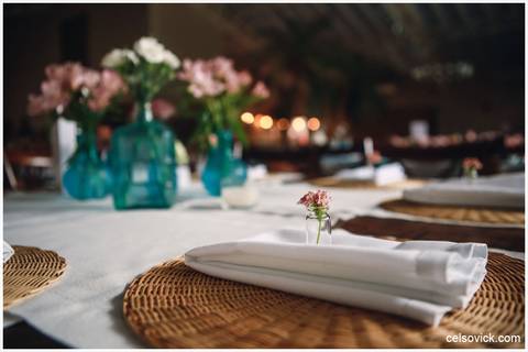 Festa de Casamento ao ar livre da Amanda e Rodrigo | realizado no Espaço Viela da Praia em São Sebastião SP | Assessoria da Tarsila Palma | Fotos Celso Vick e Vinícius Nakashima | Estúdio Celso Vick Fotografia Espontânea | A Vida é feita de histórias.'