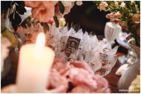 Festa de Casamento ao ar livre da Amanda e Rodrigo | realizado no Espaço Viela da Praia em São Sebastião SP | Assessoria da Tarsila Palma | Fotos Celso Vick e Vinícius Nakashima | Estúdio Celso Vick Fotografia Espontânea | A Vida é feita de histórias.'