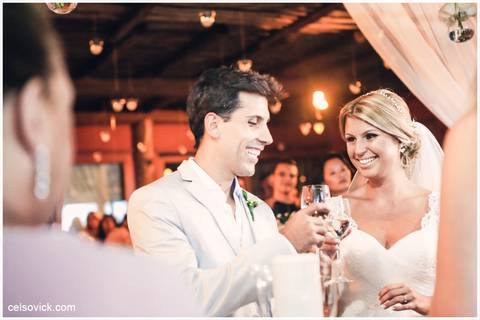 Festa de Casamento ao ar livre da Amanda e Rodrigo | realizado no Espaço Viela da Praia em São Sebastião SP | Assessoria da Tarsila Palma | Fotos Celso Vick e Vinícius Nakashima | Estúdio Celso Vick Fotografia Espontânea | A Vida é feita de histórias.'