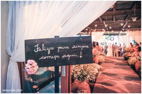 Festa de Casamento ao ar livre da Amanda e Rodrigo | realizado no Espaço Viela da Praia em São Sebastião SP | Assessoria da Tarsila Palma | Fotos Celso Vick e Vinícius Nakashima | Estúdio Celso Vick Fotografia Espontânea | A Vida é feita de histórias.'