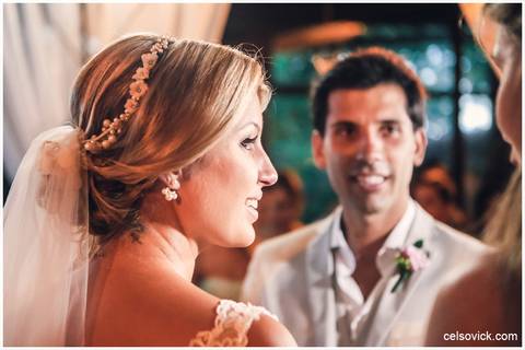 Festa de Casamento ao ar livre da Amanda e Rodrigo | realizado no Espaço Viela da Praia em São Sebastião SP | Assessoria da Tarsila Palma | Fotos Celso Vick e Vinícius Nakashima | Estúdio Celso Vick Fotografia Espontânea | A Vida é feita de histórias.'