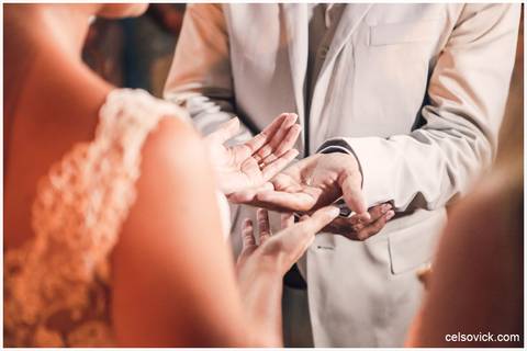 Festa de Casamento ao ar livre da Amanda e Rodrigo | realizado no Espaço Viela da Praia em São Sebastião SP | Assessoria da Tarsila Palma | Fotos Celso Vick e Vinícius Nakashima | Estúdio Celso Vick Fotografia Espontânea | A Vida é feita de histórias.'