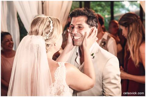 Festa de Casamento ao ar livre da Amanda e Rodrigo | realizado no Espaço Viela da Praia em São Sebastião SP | Assessoria da Tarsila Palma | Fotos Celso Vick e Vinícius Nakashima | Estúdio Celso Vick Fotografia Espontânea | A Vida é feita de histórias.'