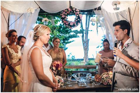 Festa de Casamento ao ar livre da Amanda e Rodrigo | realizado no Espaço Viela da Praia em São Sebastião SP | Assessoria da Tarsila Palma | Fotos Celso Vick e Vinícius Nakashima | Estúdio Celso Vick Fotografia Espontânea | A Vida é feita de histórias.'