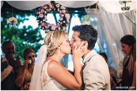 Festa de Casamento ao ar livre da Amanda e Rodrigo | realizado no Espaço Viela da Praia em São Sebastião SP | Assessoria da Tarsila Palma | Fotos Celso Vick e Vinícius Nakashima | Estúdio Celso Vick Fotografia Espontânea | A Vida é feita de histórias.'