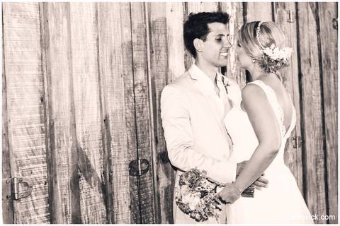 Festa de Casamento ao ar livre da Amanda e Rodrigo | realizado no Espaço Viela da Praia em São Sebastião SP | Assessoria da Tarsila Palma | Fotos Celso Vick e Vinícius Nakashima | Estúdio Celso Vick Fotografia Espontânea | A Vida é feita de histórias.'