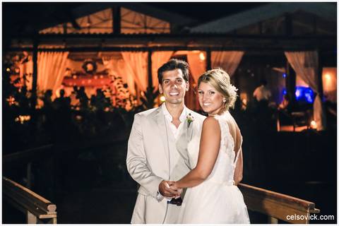 Festa de Casamento ao ar livre da Amanda e Rodrigo | realizado no Espaço Viela da Praia em São Sebastião SP | Assessoria da Tarsila Palma | Fotos Celso Vick e Vinícius Nakashima | Estúdio Celso Vick Fotografia Espontânea | A Vida é feita de histórias.'