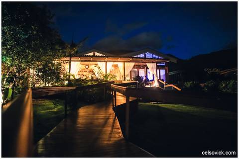 Festa de Casamento ao ar livre da Amanda e Rodrigo | realizado no Espaço Viela da Praia em São Sebastião SP | Assessoria da Tarsila Palma | Fotos Celso Vick e Vinícius Nakashima | Estúdio Celso Vick Fotografia Espontânea | A Vida é feita de histórias.'